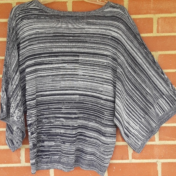 New York & Company v-neck sweater top, sz M - Picture 4 of 8